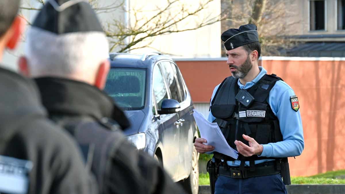 Le chef d'escadron Julien Balitch, commandant la compagnie de gendarmerie départementale de Châteaubriant, donne ses dernières consignes avant de débuter le contrôle d'un quartier sensible dans le cadre d'une opération "Place nette" organisée par la gendarmerie de Loire-Atlantique. (Photo: L.Picard/L'Essor)