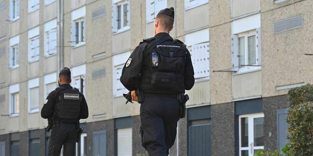 Les gendarmes mobiles d'un escadron "Guépard" venus prêter mains fortes pour l'opération "Place nette" organisée par la gendarmerie de Loire-Atlantique dans un quartier de Châteaubriant, en mars 2024. (Photo: L.Picard/L'Essor)