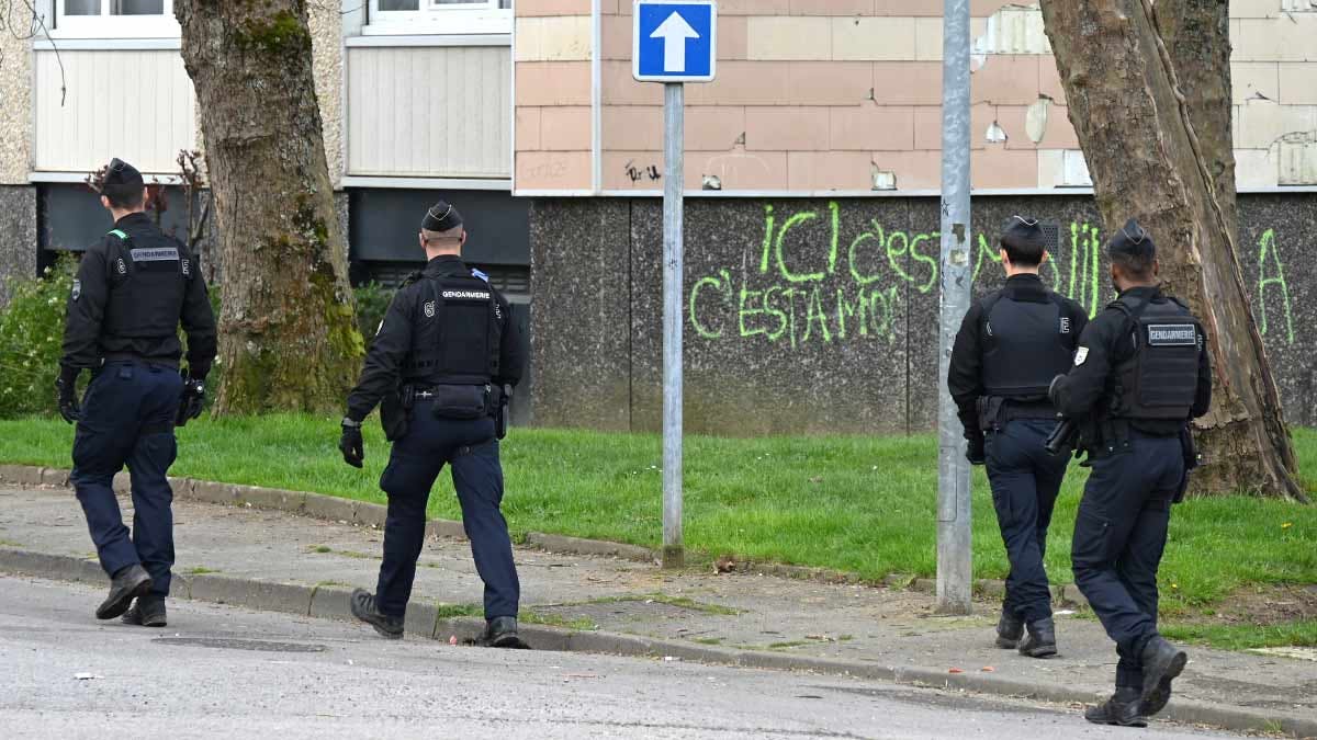 Les gendarmes mobiles d'un escadron "Guépard" venus prêter mains fortes pour l'opération "Place nette" organisée par la gendarmerie de Loire-Atlantique dans un quartier de Châteaubriant, en mars 2024. (Photo: L.Picard/L'Essor)