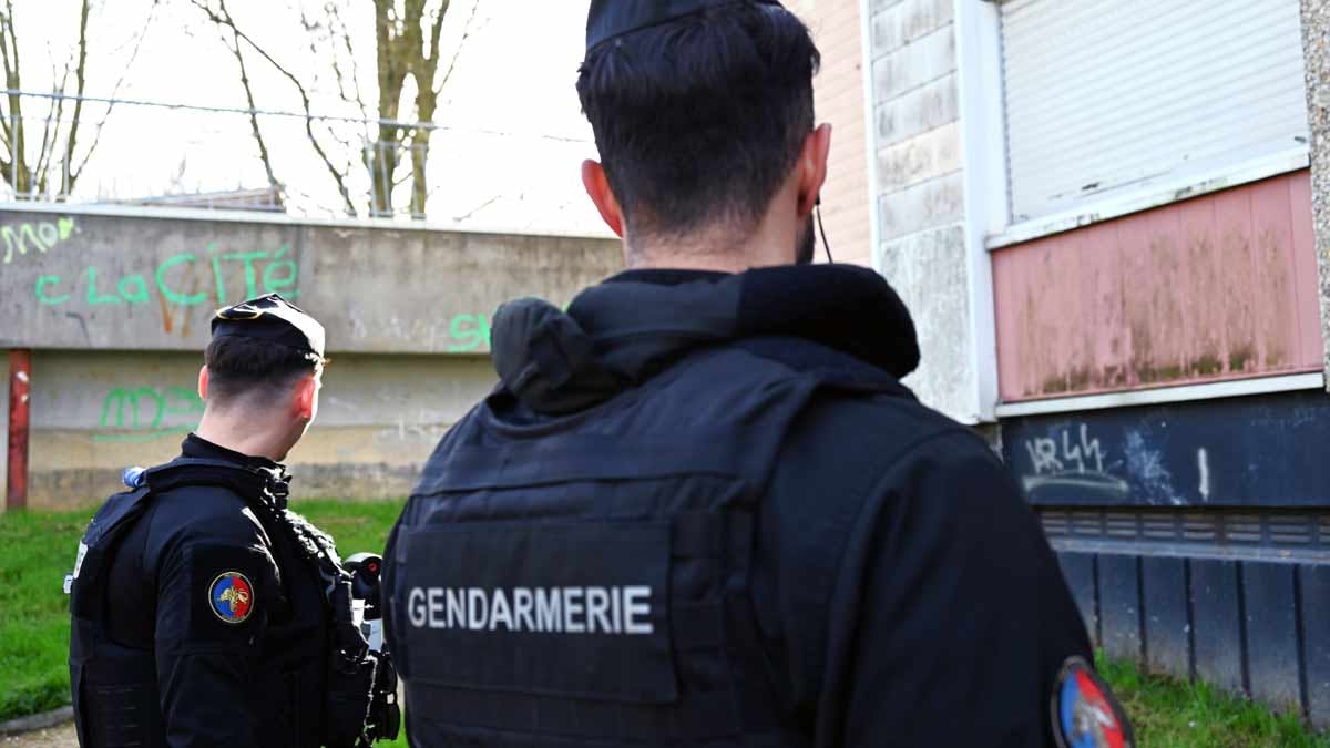 Les gendarmes mobiles d'un escadron "Guépard" venus prêter mains fortes pour l'opération "Place nette" organisée par la gendarmerie de Loire-Atlantique dans un quartier de Châteaubriant, en mars 2024. (Photo: L.Picard/L'Essor)