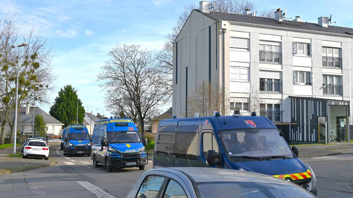 Les gendarmes mobiles d'un escadron "Guépard" venus prêter mains fortes pour l'opération "Place nette" organisée par la gendarmerie de Loire-Atlantique dans un quartier de Châteaubriant, en mars 2024. (Photo: L.Picard/L'Essor)