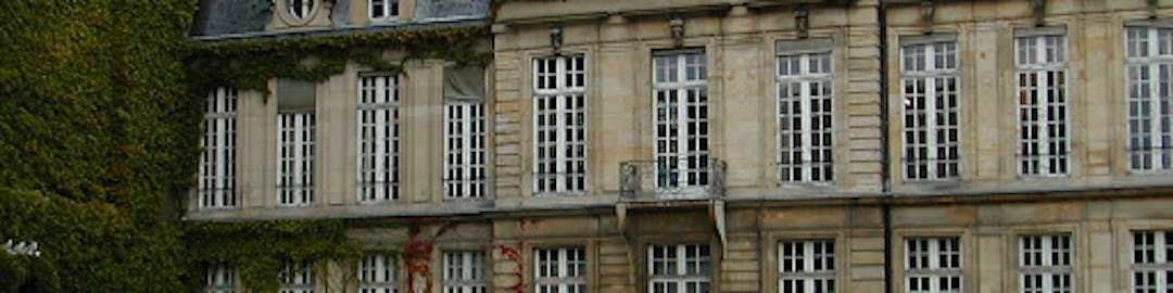 Le tribunal administratif de Paris siége au sein de l'Hôtel d'Aumont, 7 rue de Jouy, dans le Marais, 4e arrondissement de Paris. Il juge en premier ressort les affaires d'ordre administratif qui lui sont présentées.