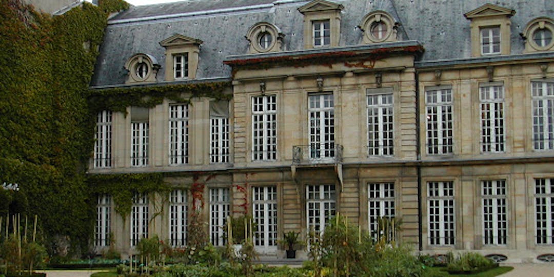 Le tribunal administratif de Paris siége au sein de l'Hôtel d'Aumont, 7 rue de Jouy, dans le Marais, 4e arrondissement de Paris. Il juge en premier ressort les affaires d'ordre administratif qui lui sont présentées.