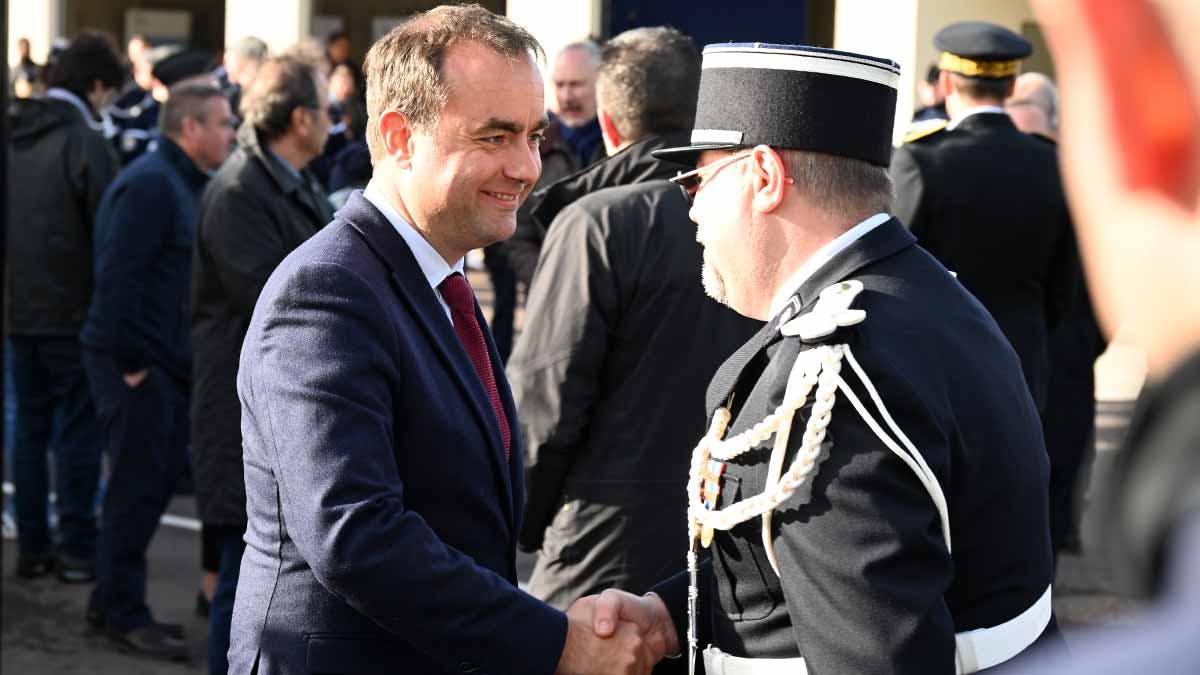 Sébastien Lecornu, ministre des Armées, saluant un gendarme lors de l'inauguration d'une brigade territoriale de gendarmerie à Pacy-sur-Eure (Eure), ou il a servi en tant que réserviste opérationnel, le 15 avril 2024. (Photo: L.Picard / L'Essor)