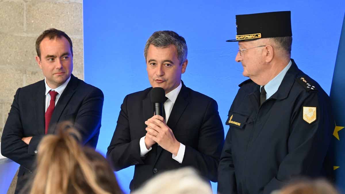 Les ministres des Armées et de l'Intérieur, Sébastien Lecornu et Gérald Darmanin, avec le général d'armée Christian Rodriguez, directeur général de la Gendarmerie, lors de l'inauguration de la brigade territoriale de Pacy-sur-Eure (Eure), le 15 avril 2024. (Photo: L.Picard / L'Essor)