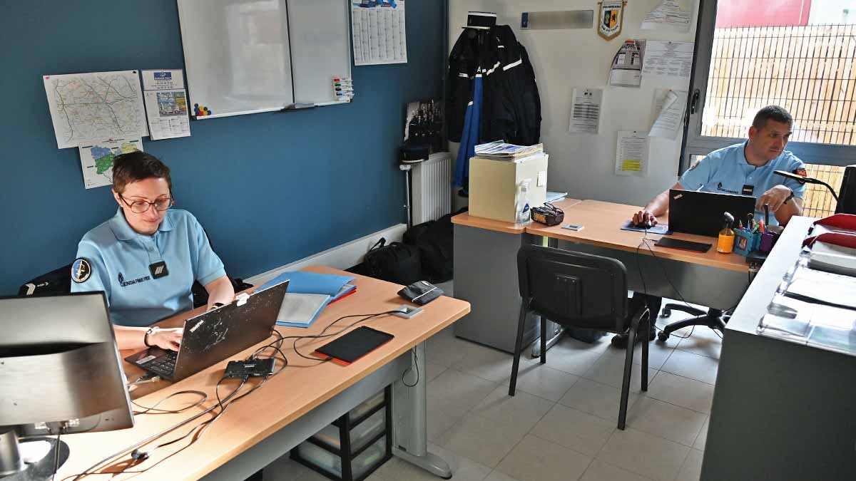 Des gendarmes officiers de police judiciaire dans l'un des nouveaux de la brigade territoriale de Pacy-sur-Eure (Eure). (Photo: L.Picard / L'Essor)