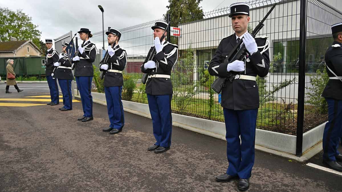 Les gendarmes du piquet d'honneur mis en place pour accueillir les ministres de l'Intérieur et des Armées lors de l'inauguration de la brigade territoriale de Pacy-sur-Eure (27), le 15 avril 2024. (Photo: L.Picard / L'Essor)