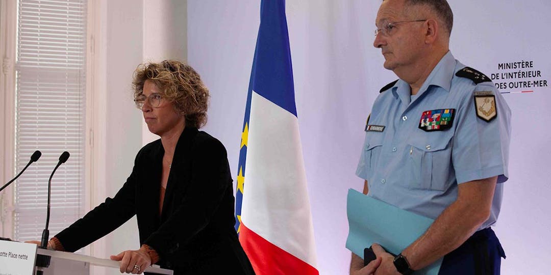 La ministre déléguée aux Outre-mer, Marie Guévenoux et le directeur général Christian Rodriguez, mardi 16 avril lors de la conférence de presse annonçant l'opération Mayotte Place nette.