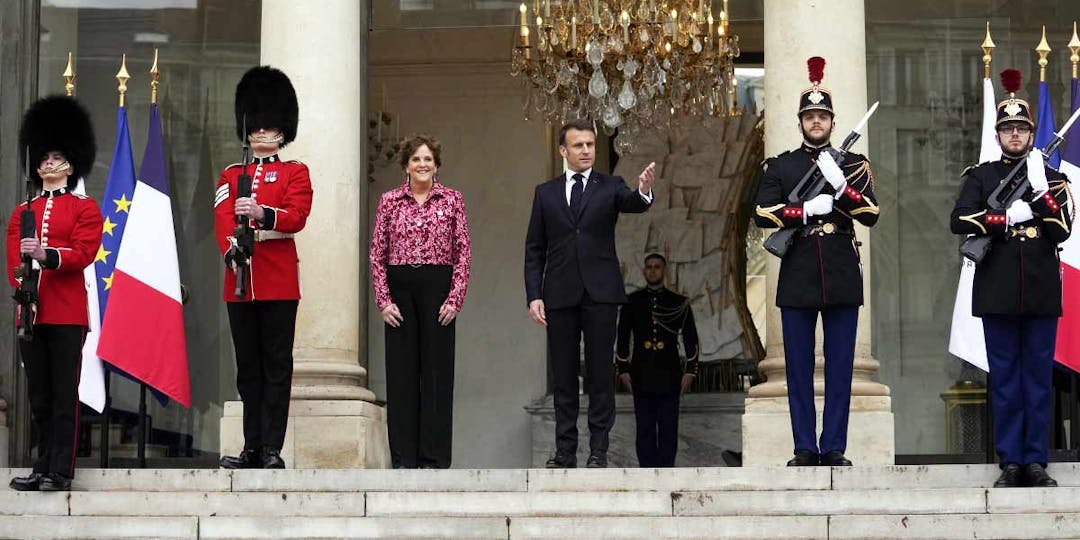 Encadrés par des gardes britanniques et des gardes républicains, Emmanuel Macron et Menna Rawlings, l'ambassadrice du Royaume-Uni en France, ont assisté à cette cérémonie inédite de relève de la garde au Palais de l'Elysée. (Capture d'écran)