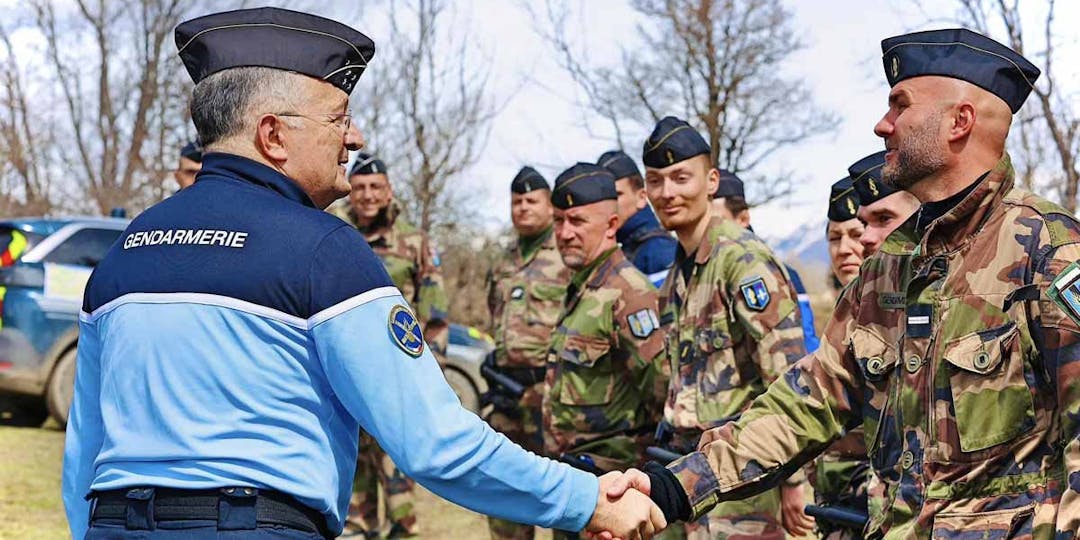 Le général d'armée Christian Rodriguez, directeur général de la Gendarmerie nationale (DGGNà, a rendu visite aux gendarmes mobilisés sur le terrain dans le cadre des recherches de restes du petit Emile dans le secteur du Haut-Vernet, dans les Alpes-de-Haute-Provence. (Photo: Gendarmerie)