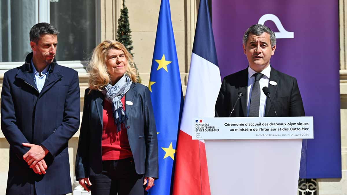 Gérald Darmanin, avec Tony Estanguet et de Dominique Faure, lors de l'arrivée des drapeaux des Jeux olympiques et paralympiques (JOP) de Paris 2024, au ministère de l'Intérieur, le 23 avril 2024. (Photo: L.Picard / L'Essor)