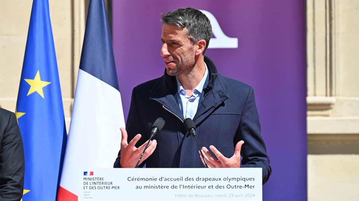 Le président du comité d'organisation des Jeux olympiques (Cojo) Tony Estanguet, lors de l'arrivée des drapeaux des Jeux olympiques et paralympiques (JOP) de Paris 2024, au ministère de l'Intérieur, le 23 avril 2024. (Photo: L.Picard / L'Essor)