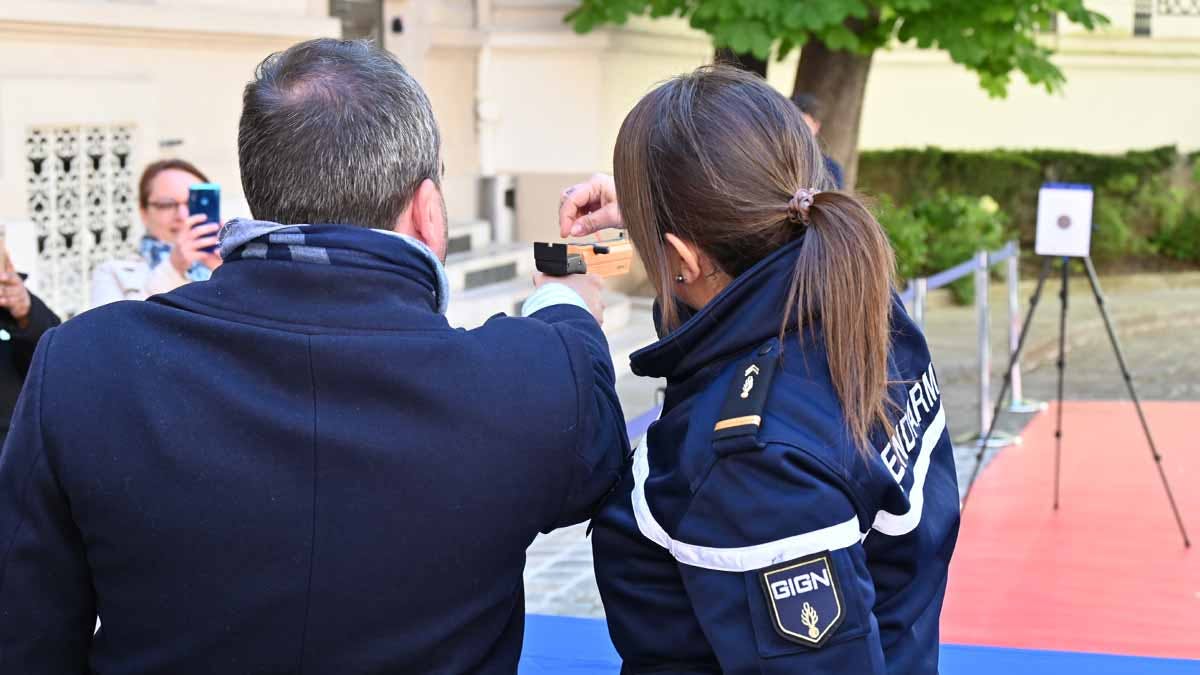 Démonstration de tir-laser par des gendarmes du GIGN, lors de l'arrivée des drapeaux des Jeux olympiques et paralympiques (JOP) de Paris 2024, au ministère de l'Intérieur, le 23 avril 2024. (Photo: L.Picard / L'Essor)