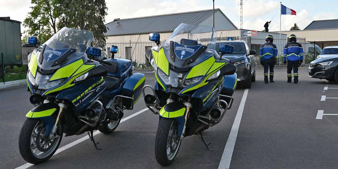Deux motocyclettes de motards de la Gendarmerie, lors de l'inauguration de la brigade de Pacy-sur-Eure (Normandie), en avril 2024. (Photo: L.Picard / L'Essor)