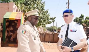 Le général Philippe Rio, à droite sur la photo, lors d'une visite d'un camp de la Garde nationale du Mali en 2016.