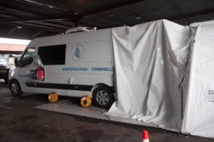 Le laboratoire mobile d'analyses génétiques de la Gendarmerie se compose de deux grandes tentes blanches juxtaposées à une camionnette. Un dispositif projetable en métropole et en outre-mer. Crédit : M.G/Essor