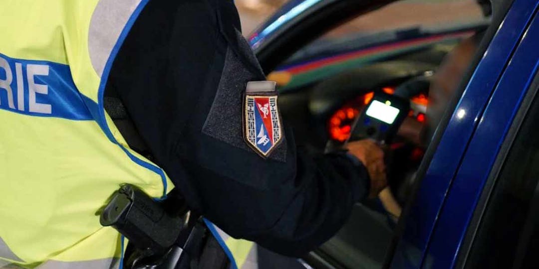 ILLUSTRATION - Un gendarme de Nouvelle-Calédonie effectuant un contrôle routier et un dépistage de l'alcoolémie de nuit, en novembre 2023. (Photo d'illustration: Gendarmerie de Nouvelle-Calédonie)