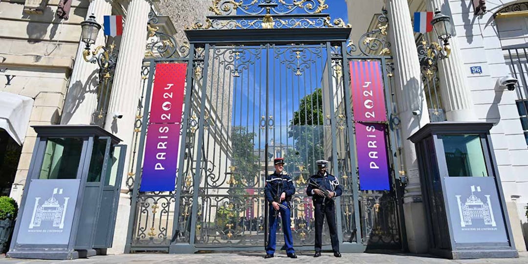 L'entrée du ministère de l'Intérieur, place Beauvau, à Paris, gardé par un gendarme de la Garde républicaine et un policier. (Photo: LP/L'Essor)