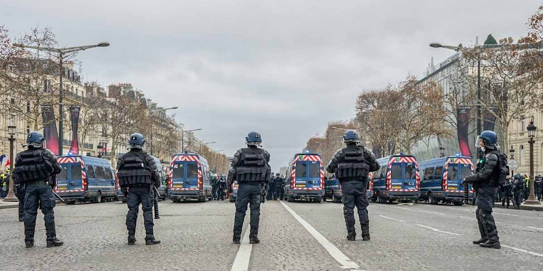 Des gendarmes mobiles sur les Champs Elysées, à Paris, lors d'une opération de maintien de l'ordre. (Photo: N.Gyachung/Unsplash)