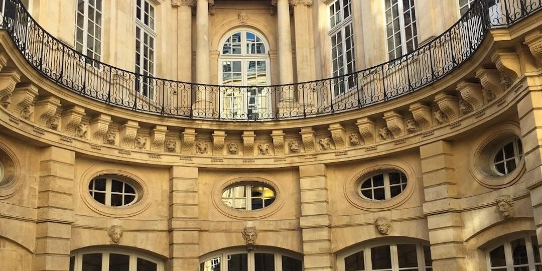 La Cour administrative d'appel de Paris est sise Hotel de Beauvais, dans le Marais, l'un des plus beaux édifices de ce quartier...