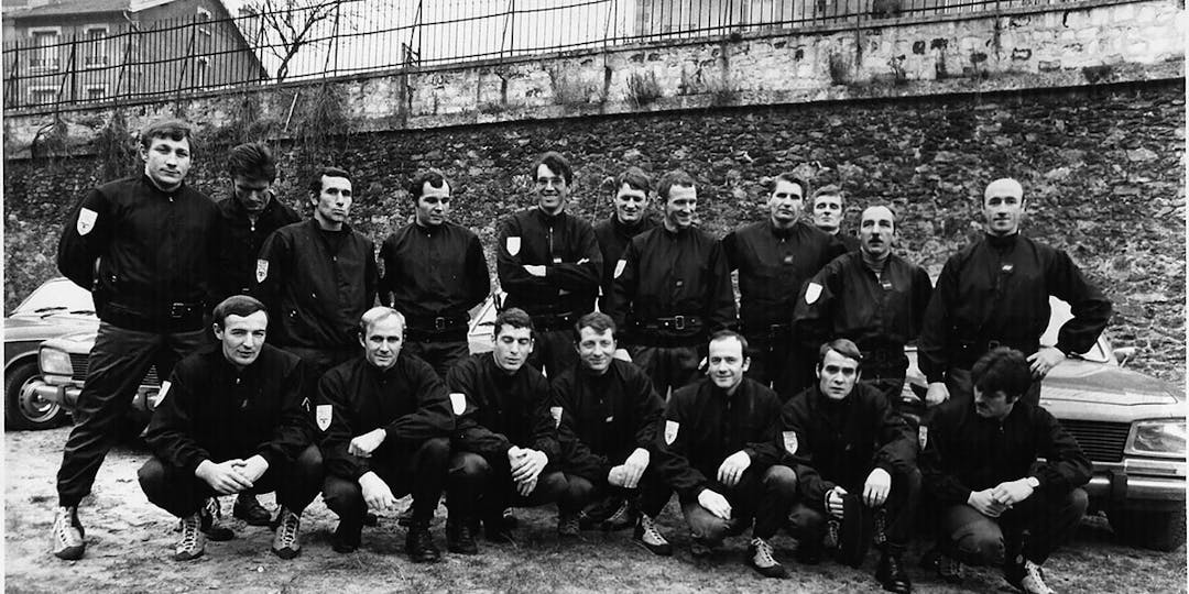 Les dix-huit gendarmes de la première équipe du GIGN, à Maisons-Alfort, autour de Christian Prouteau (au centre). (Photo : DR)