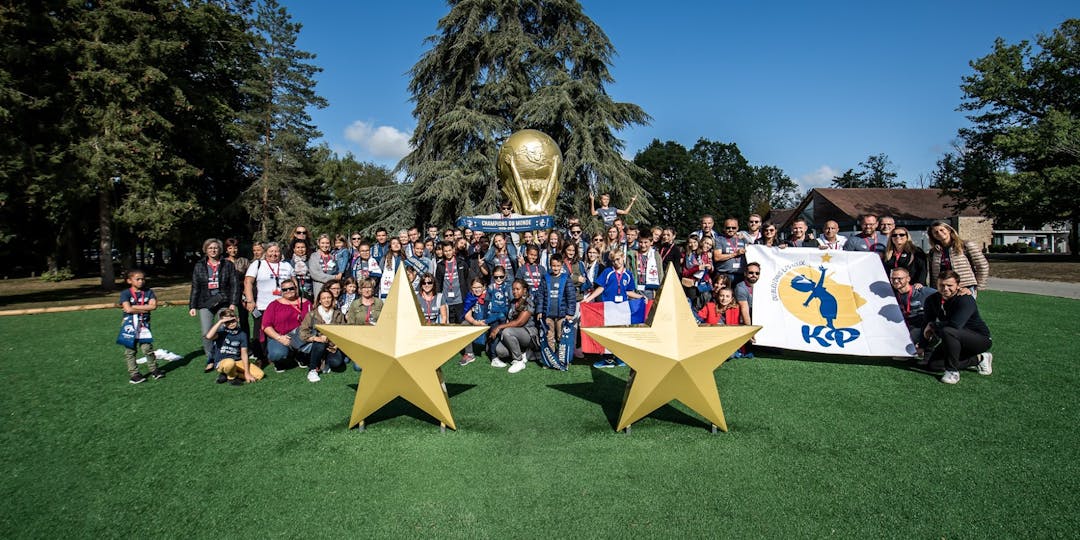 Les Képis Pescalunes, avaient en 2019, organisé une rencontre avec l'Equipe de France de Football à Clairefontaine pour les orphelins de la gendarmerie. (Crédit : Képis Pescalunes)