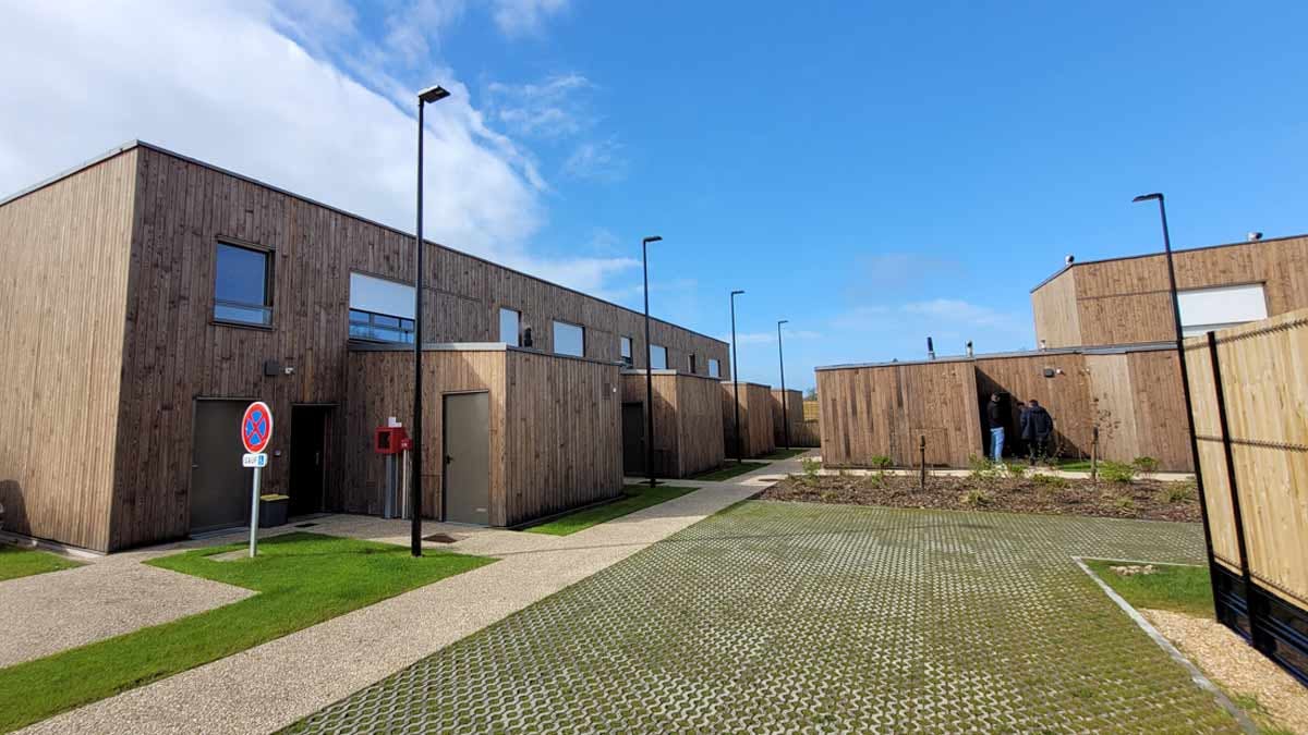 Outre les locaux de service, la nouvelle brigade de gendarmerie de Sainte-Pazanne (Loire-Atlantique) accueille sept pavillons pour héberger les gendarmes et leurs familles. (Photo: L.Picard / L'Essor)