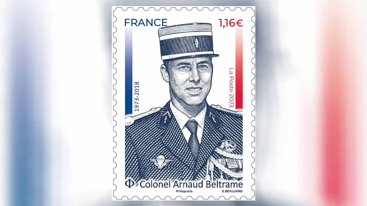 Le timbre à l'effigie du colonel Arnaud Beltrame sera disponible dans les bureaux de Poste à partir de mars 2023. (Image: Philaposte)