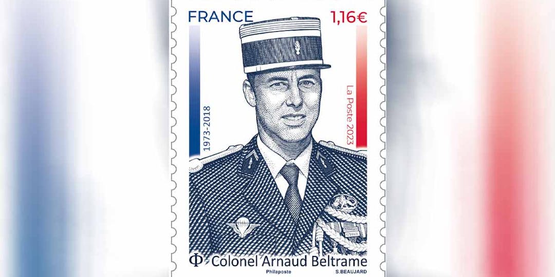 Le timbre à l'effigie du colonel Arnaud Beltrame sera disponible dans les bureaux de Poste à partir du 27 mars 2023. (Image: Philaposte)