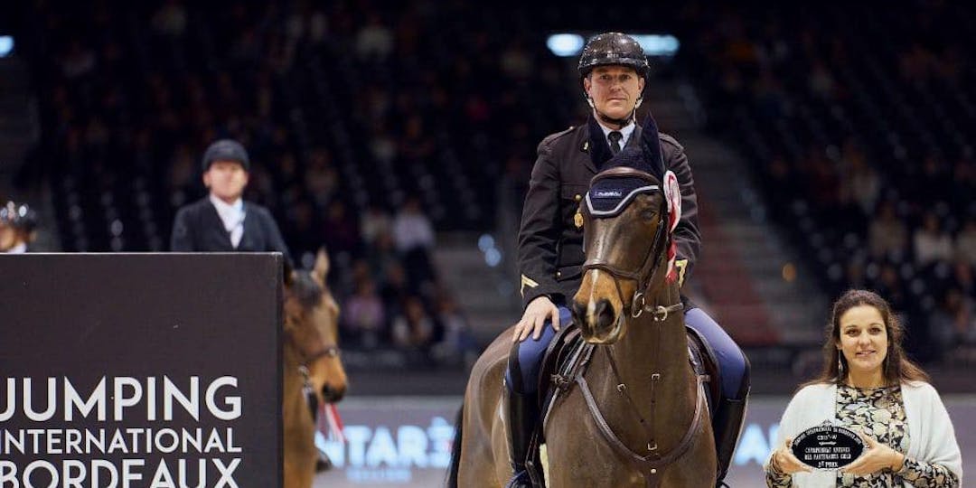 Matthieu Friant et son cheval Destin du Mont sur la seconde marche du podium (photo GR)