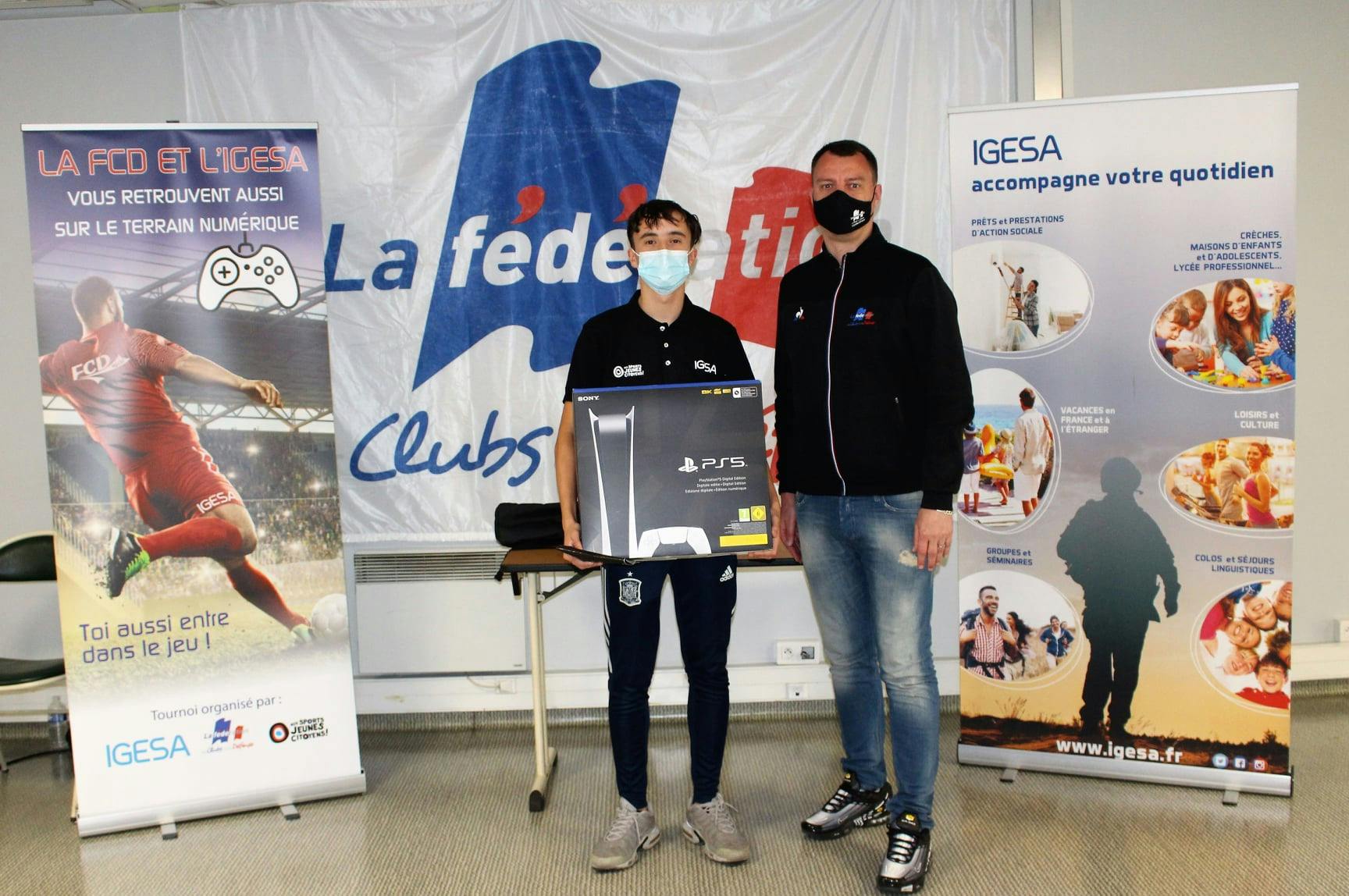 Le président de la FCD Ile-de-France Fabien Bossus, à droite, avec l'un des gagnants lors de la remise des trophées.