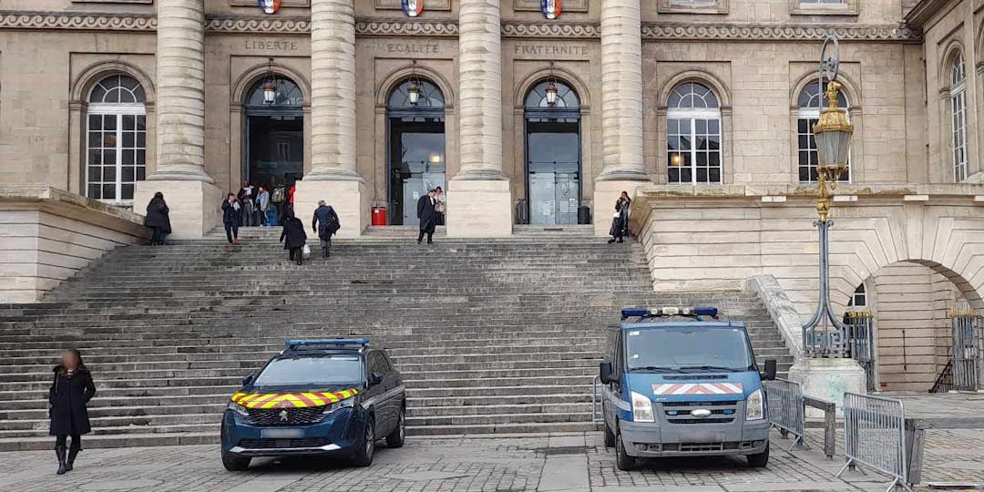 L'entrée du Palais de justice de Paris, sur l'île de la Cité, où est installée la salle d'audience de la cour d'assises spéciale de Paris. (Photo: PMG/L'Essor)