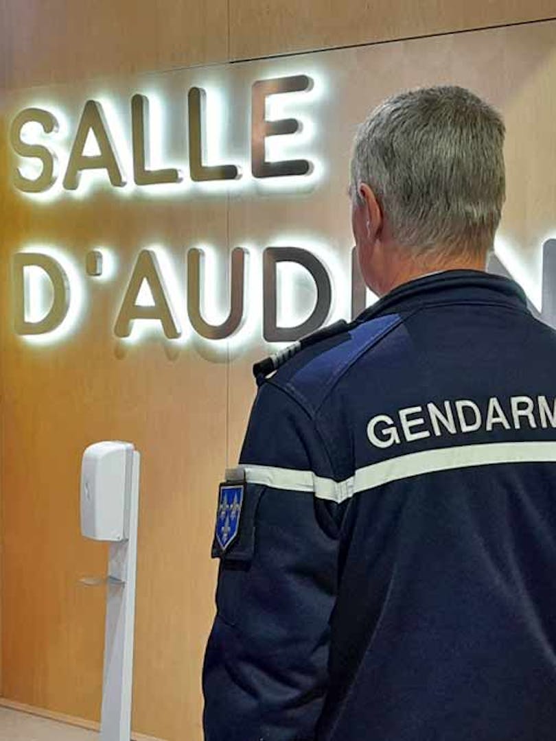 Le palais de justice, où est installée la salle d'audience de la cour d'assises spéciale de Paris, est sécurisé par des gendarmes. (Photo: PMG/L'Essor)