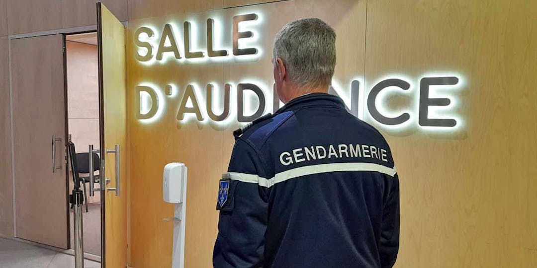 Le palais de justice, où est installée la salle d'audience de la cour d'assises spéciale de Paris, est sécurisé par des gendarmes. (Photo: PMG/L'Essor)