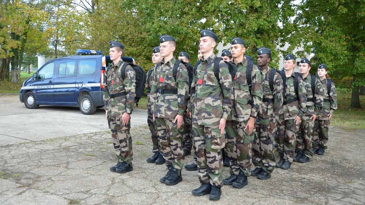 Un peloton de cadets de la Gendarmerie d'Ile-de-France lors de leur premier stage de découverte au camp militaire de Beynes, dans les Yvelines. (Photo: L.Picard / L'Essor)