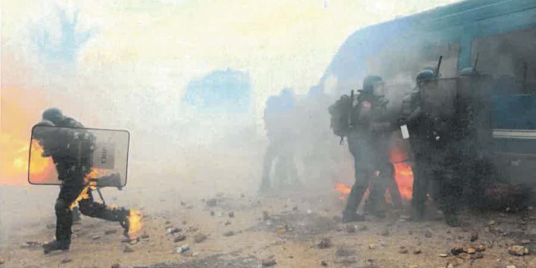 Des gendarmes mobiles et leurs véhicules, victimes de l'utilisation d'engins incendiaires par des blacks-blocs en marge de la manifestation interdite à Sainte-Soline (Deux-Sèvres), samedi 25 mars 2023. (Photo: Gendarmerie)