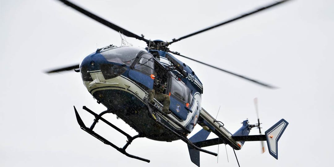 Un gendarme du GIGN effectue un appui aérien depuis un hélicoptère des forces aériennes de la Gendarmerie pour intercepter un véhicule. (Photo: L.Picard/L'Essor)