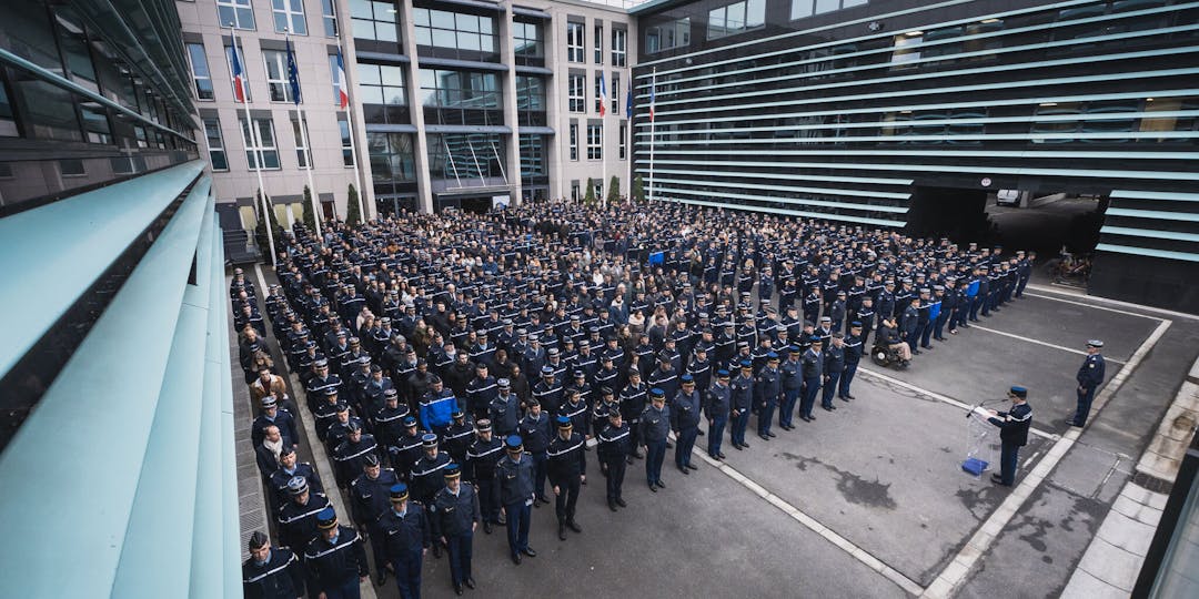 Tandis que la cérémonie militaire avait lieu à Colmar, une autre cérémonie s'est tenue lundi 5 février 2024 à la direction générale de la Gendarmerie nationale en hommage au décès en exercice de l'adjudant Thomas Binder du PGHM de Hohrod (Haut-Rhin).