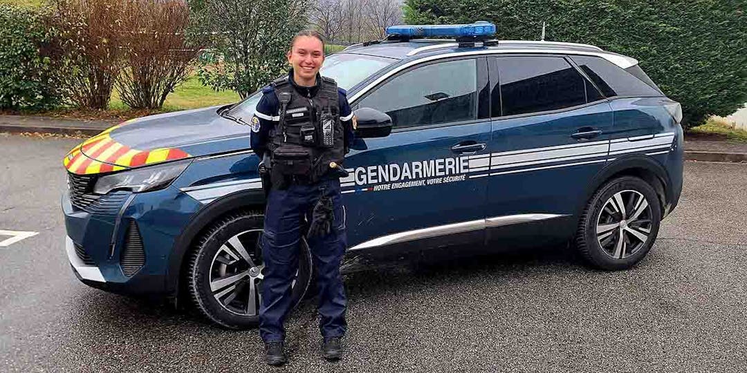 La gendarme adjointe volontaire Maëlys, âgée de 18 ans et affectée à la brigade de Pont-de-Claix en Isère, a sauvé un nourrisson en arrêt respiratoire.