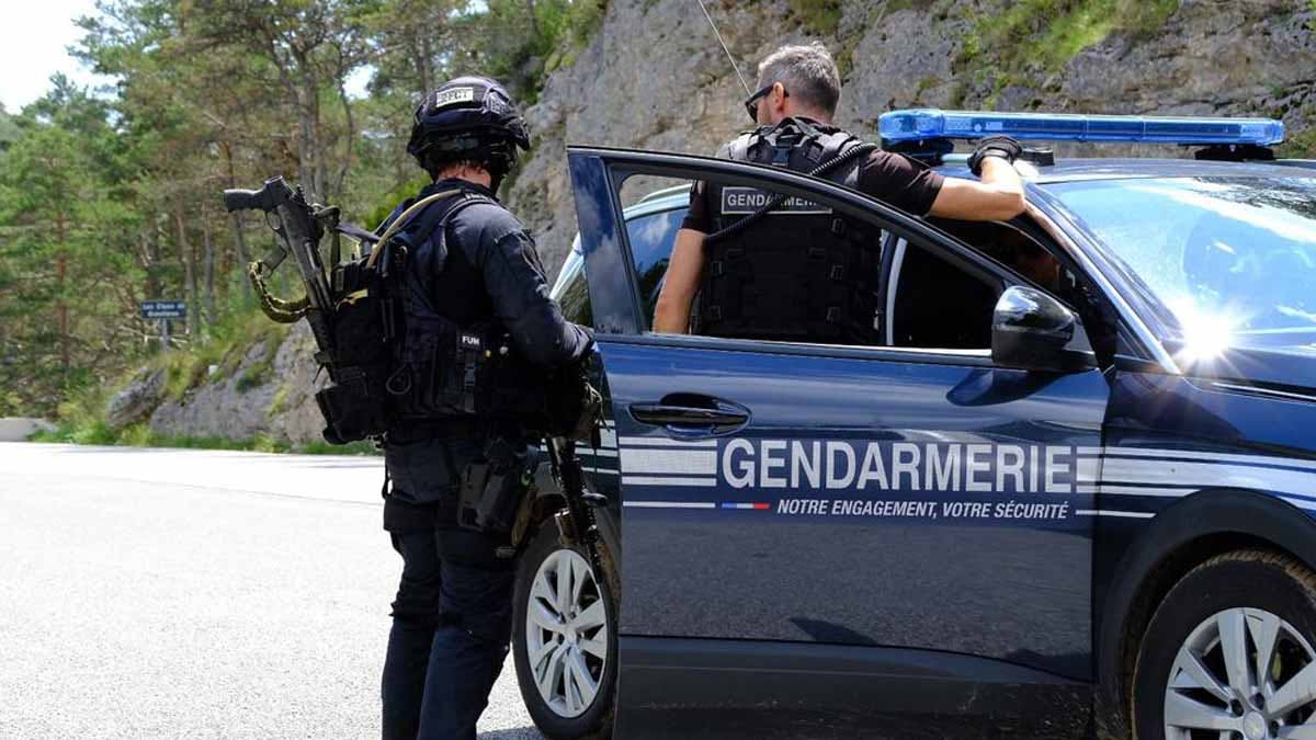 Un militaire du GIGN au côté d'un gendarme départemental lors de la traque du suspect d'un féminicide, en fuite dans les Alpes-Maritimes cet été. (Photo: Gendarmerie)