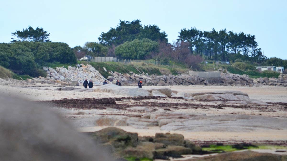 Depuis l'échouage de sacs remplis de cocaïne sur le littoral du Nord-Cotentin, les gendarmes surveillent de près des groupes d'individus arrivés opportunément à la recherche de nouveaux colis échoués. (Photo: LP/L'Essor)