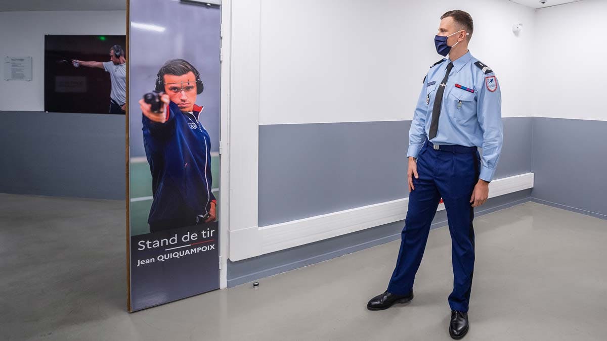 Le maréchal des logis-chef Jean Quiquampoix, en janvier 2022, lors de l'inauguration du stand de tir de la DGGN rebaptisé à son nom. (Photo: Gendarmerie)