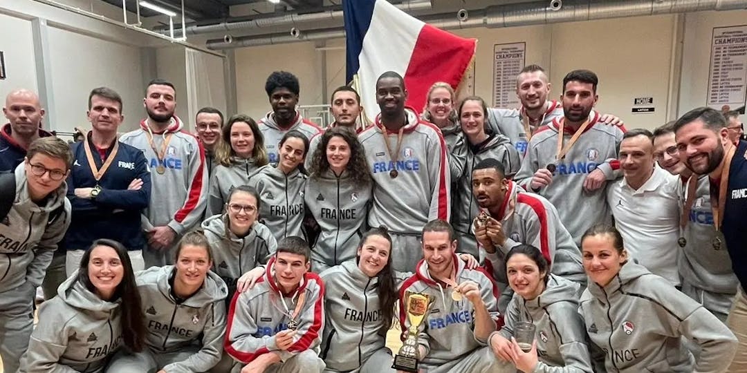 Les équipes de France de basket réunies pour une photo à la fin du tournoi (photo PP)