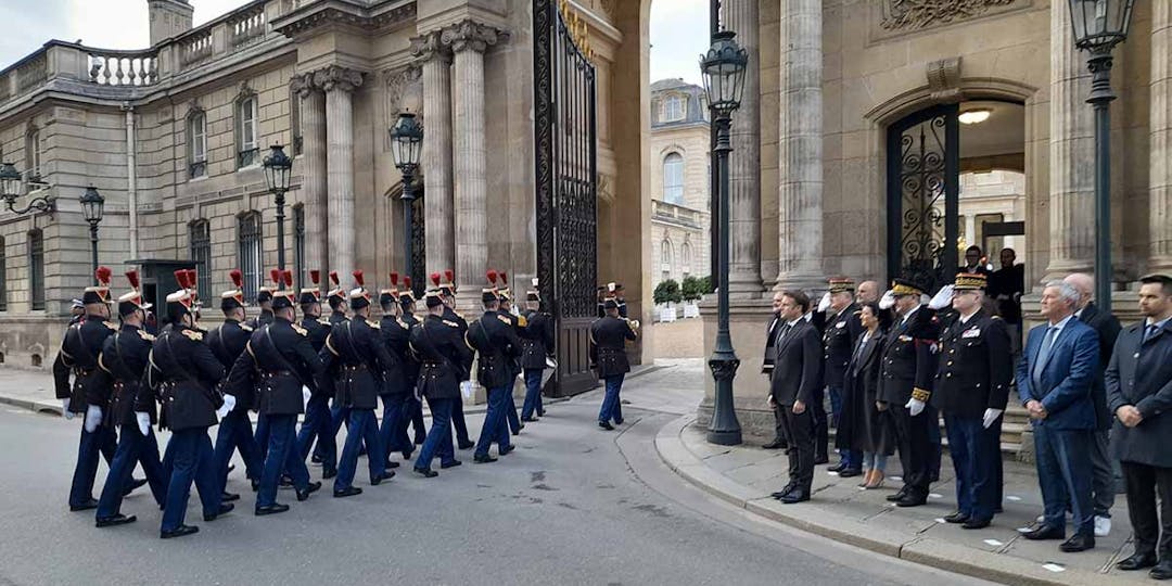 Le président de la République Emmanuel Macron assiste à la grande relève de la Garde républicaine le 7 novembre 2023 à l'Elysée. Une première depuis 1996. 