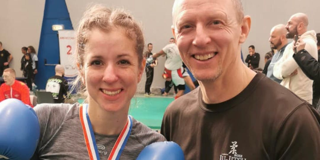 Blandine Jolibois-Bernard, avec sa médaille autour du cou de vice-championne France de kick-boxing, en compagnie de son entraîneur Philippe Mornet (photo BJ)