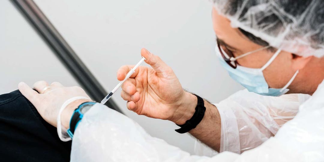 Une personne se fait vacciner contre la Covid-19 (Photo d'illustration - MatNapo/Unsplash).