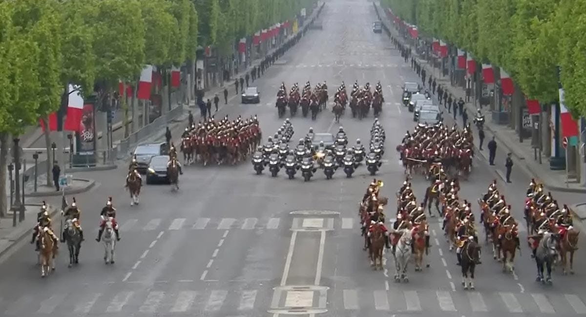 Capture d'écran de la retransmission télévisée de la cérémonie commémorative du 8 mai 1945, le 8 mai 2022 à Paris.