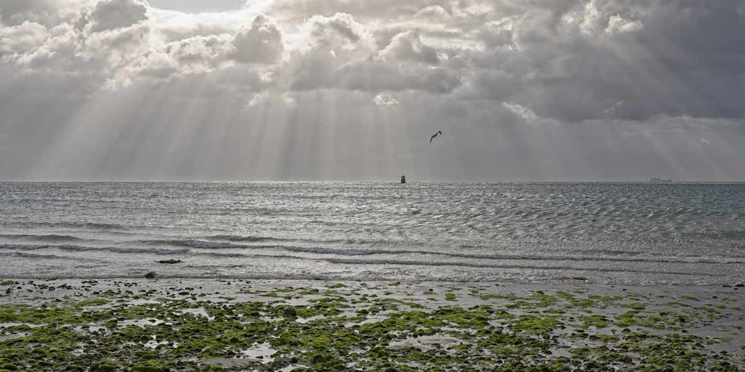 Vue de la mer, depuis la plage de Jonville à Réville, dans la Manche. C'est dans ce secteur que les sacs contenant des ballots de drogue ont été découverts. (Photo d'illustration: L. LePoittevin/Flickr CC2)