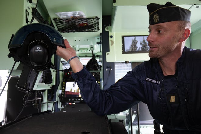 Un gendarme présente à la presse le casque porté par les membres d'équipage du nouveau blindé Centaure, le 19 octobre 2023 à Satory. M.GUYOT/ESSOR