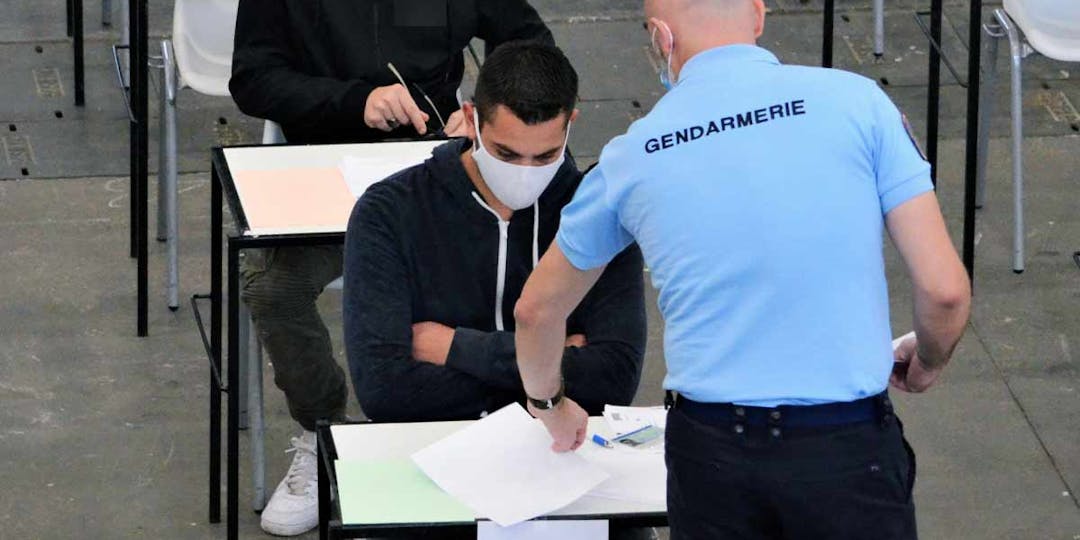 Un gendarme distribue le sujet de l'épreuve d'admissibilité à un candidat du concours de sous-officier (SOG). (Photo d'archive: L.Picard / L'Essor)